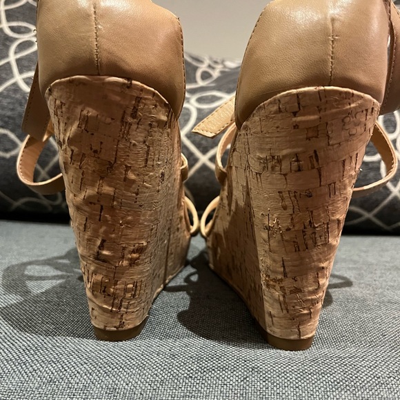 Dolce Vita Cork effect, Thong Wedge Sandal with gold accents, Never Worn… - Picture 9 of 14